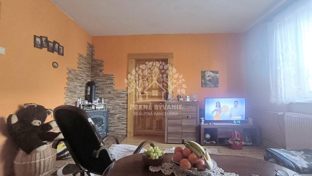 ÚTULNÝ ZREKONŠTRUOVANÝ RODINNÝ DOM S KRÁSNYM POZEMKOM 989M2 AJ AKO CHALUPA POLOMKA HOREHRONIE