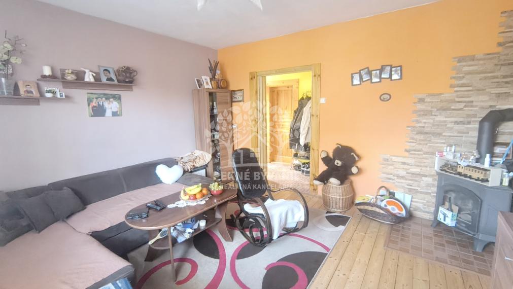 ÚTULNÝ ZREKONŠTRUOVANÝ RODINNÝ DOM S KRÁSNYM POZEMKOM 989M2 AJ AKO CHALUPA POLOMKA HOREHRONIE