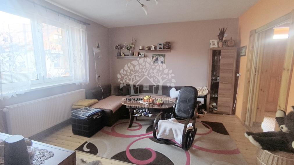 ÚTULNÝ ZREKONŠTRUOVANÝ RODINNÝ DOM S KRÁSNYM POZEMKOM 989M2 AJ AKO CHALUPA POLOMKA HOREHRONIE