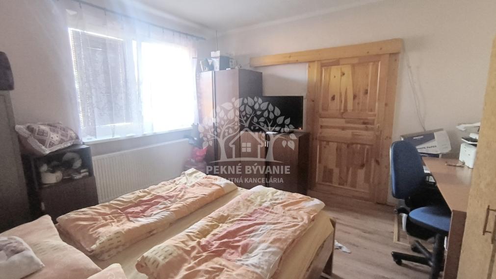 ÚTULNÝ ZREKONŠTRUOVANÝ RODINNÝ DOM S KRÁSNYM POZEMKOM 989M2 AJ AKO CHALUPA POLOMKA HOREHRONIE