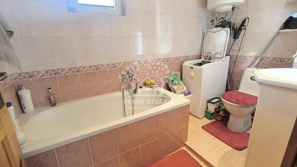 ÚTULNÝ ZREKONŠTRUOVANÝ RODINNÝ DOM S KRÁSNYM POZEMKOM 989M2 AJ AKO CHALUPA POLOMKA HOREHRONIE