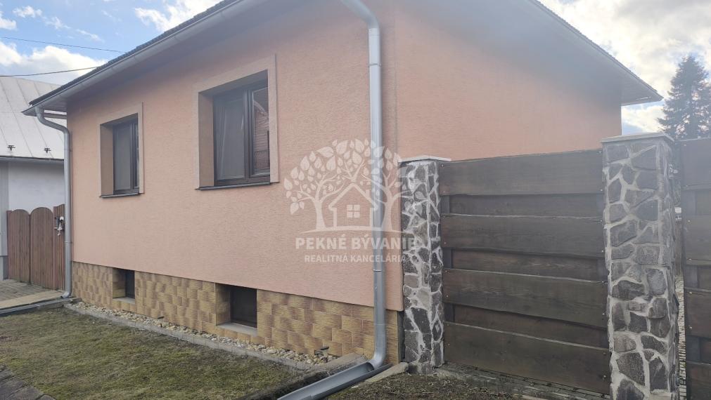 ÚTULNÝ ZREKONŠTRUOVANÝ RODINNÝ DOM S KRÁSNYM POZEMKOM 989M2 AJ AKO CHALUPA POLOMKA HOREHRONIE