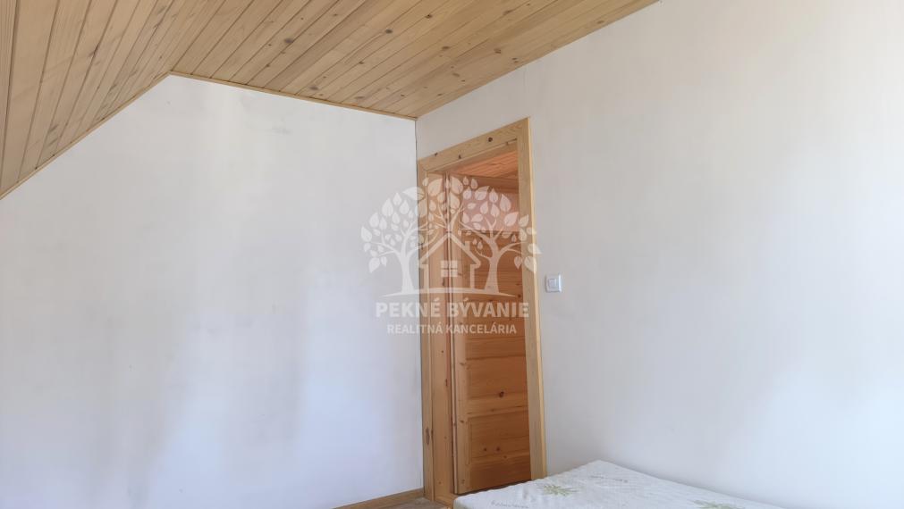 NOVUČIČKÁ VOŇAVÁ REKREAČNÁ CHATA - DREVENICA V TICHEJ SLEPEJ ULICI HOREHRONIE ZÁVADKA N/HRONOM