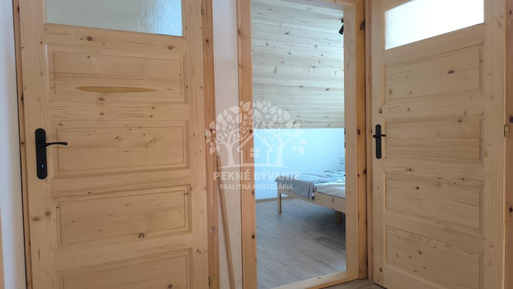 NOVUČIČKÁ VOŇAVÁ REKREAČNÁ CHATA - DREVENICA V TICHEJ SLEPEJ ULICI HOREHRONIE ZÁVADKA N/HRONOM