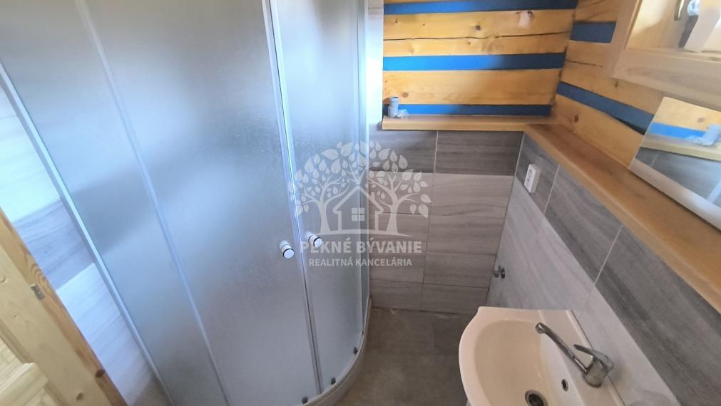 NOVUČIČKÁ VOŇAVÁ REKREAČNÁ CHATA - DREVENICA V TICHEJ SLEPEJ ULICI HOREHRONIE ZÁVADKA N/HRONOM