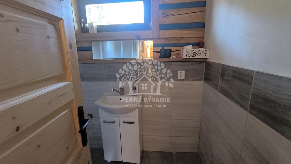 NOVUČIČKÁ VOŇAVÁ REKREAČNÁ CHATA - DREVENICA V TICHEJ SLEPEJ ULICI HOREHRONIE ZÁVADKA N/HRONOM