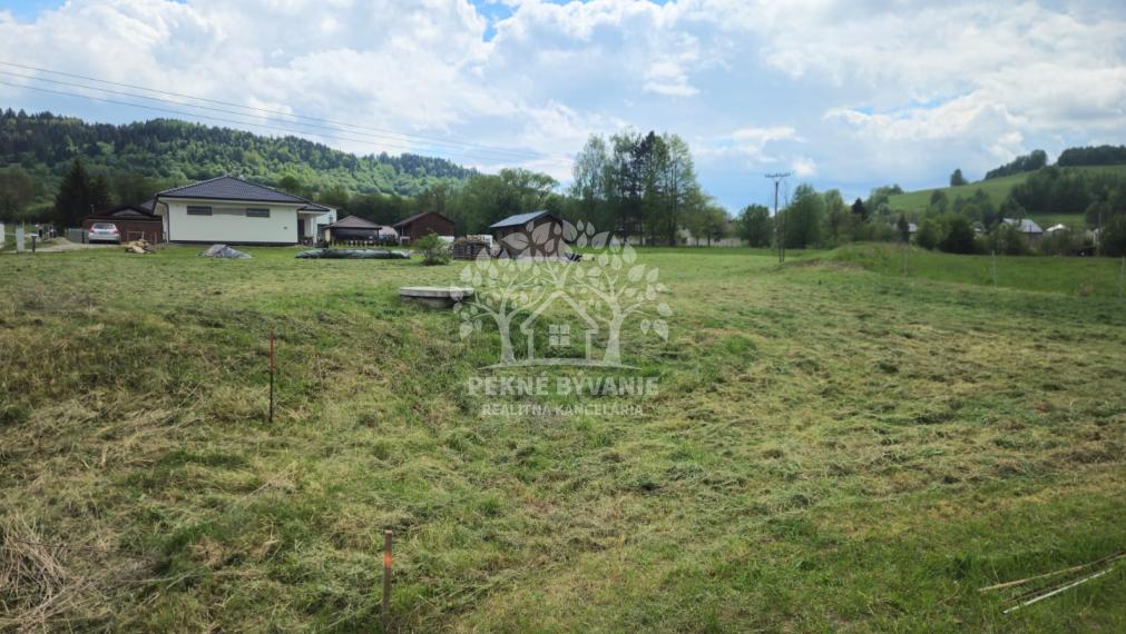 Na predaj rovinatý slnečný stavebný pozemok v Brezne časť Rovne