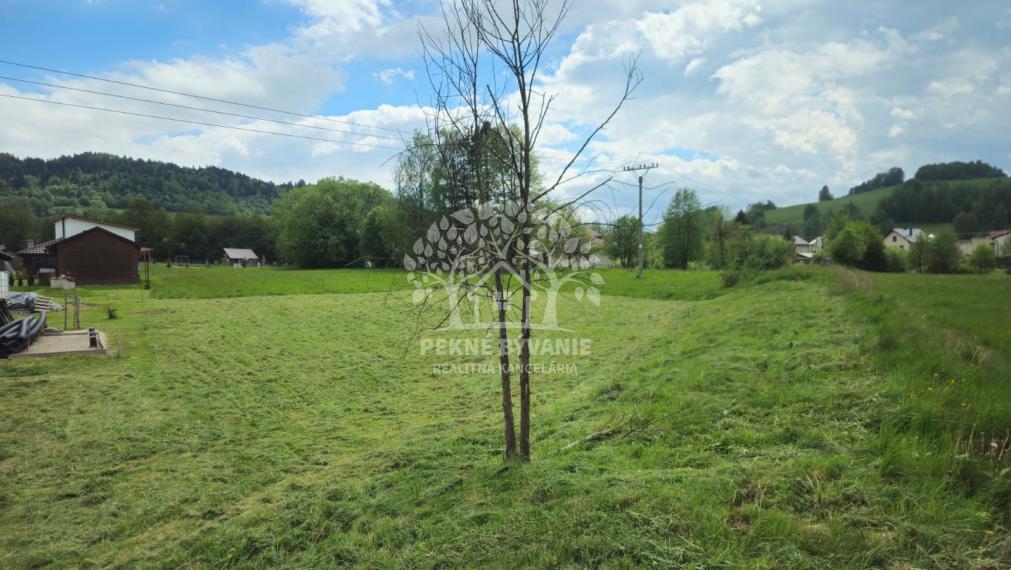 Na predaj rovinatý slnečný stavebný pozemok v Brezne časť Rovne