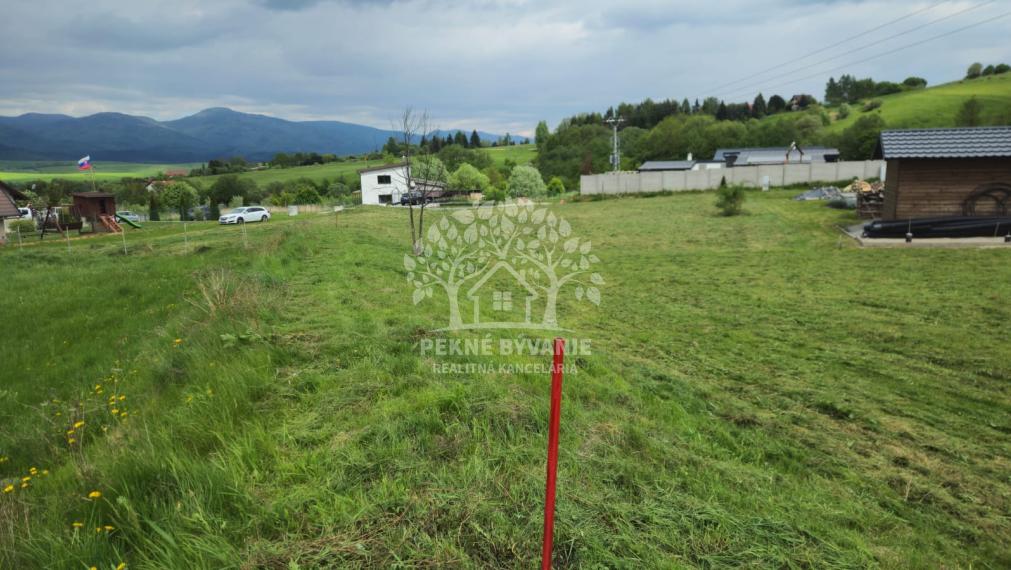 Na predaj rovinatý slnečný stavebný pozemok v Brezne časť Rovne