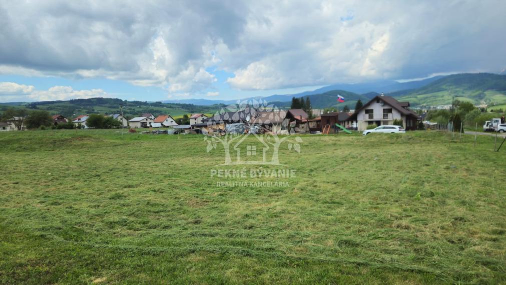 Na predaj rovinatý slnečný stavebný pozemok v Brezne časť Rovne