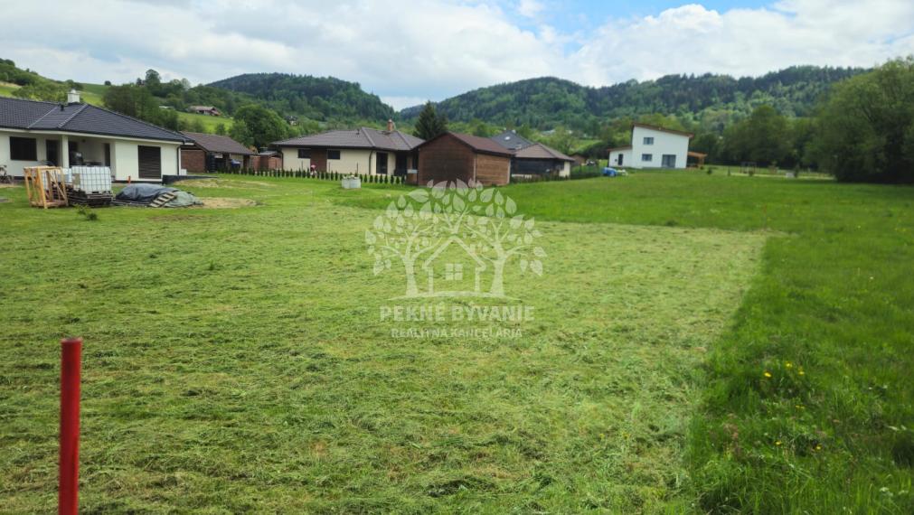 Na predaj rovinatý slnečný stavebný pozemok v Brezne časť Rovne