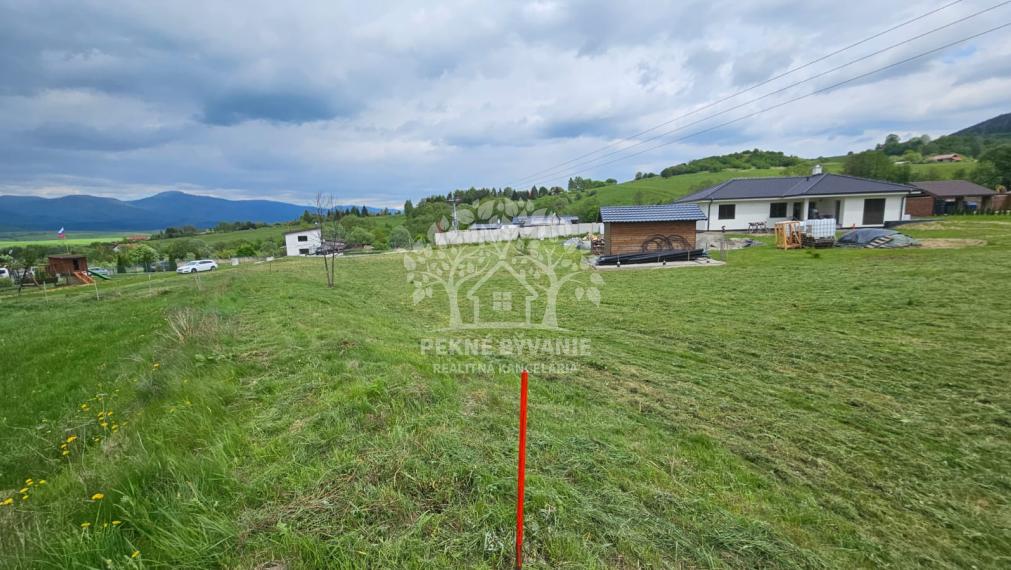 Na predaj rovinatý slnečný stavebný pozemok v Brezne časť Rovne