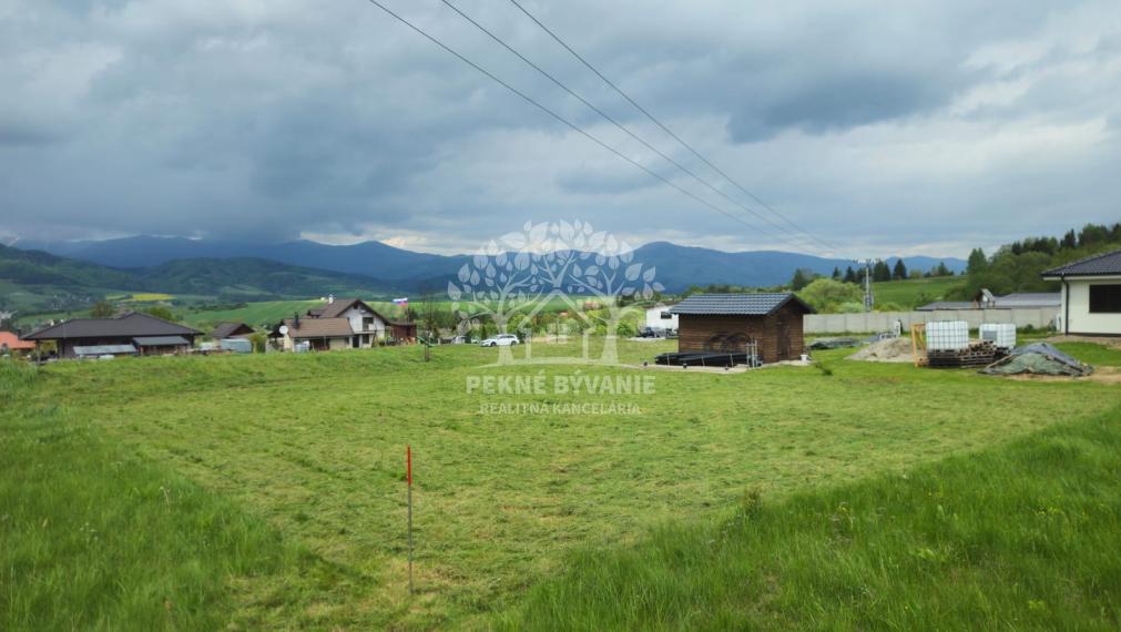 Na predaj rovinatý slnečný stavebný pozemok v Brezne časť Rovne