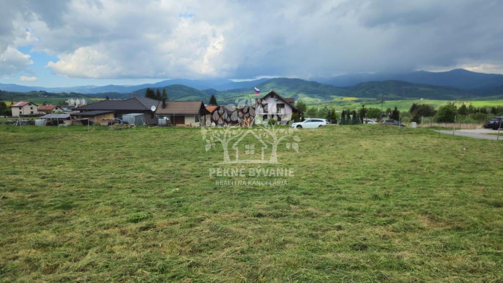 Na predaj rovinatý slnečný stavebný pozemok v Brezne časť Rovne