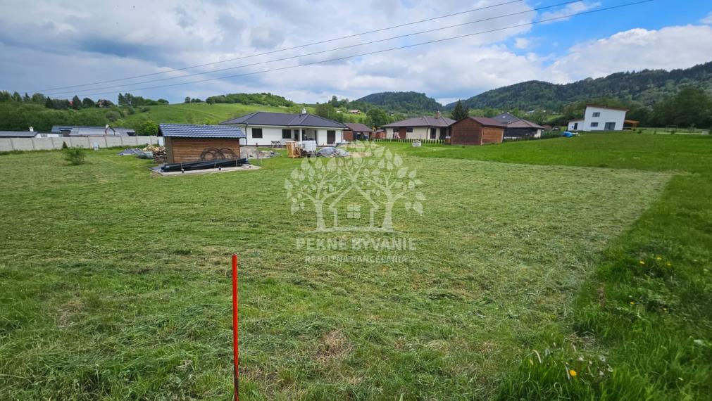 Na predaj rovinatý slnečný stavebný pozemok v Brezne časť Rovne