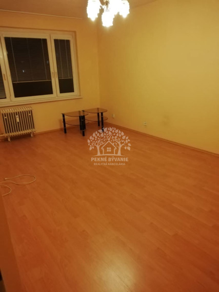 Na prenájom priestranný 2 izbový byt v centre Brezna-Malinovského 64m2,balkón.