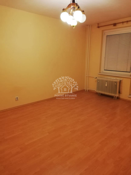 Na prenájom priestranný 2 izbový byt v centre Brezna-Malinovského 64m2,balkón.