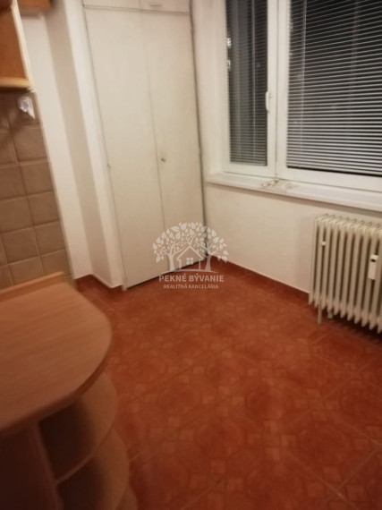 Na prenájom priestranný 2 izbový byt v centre Brezna-Malinovského 64m2,balkón.