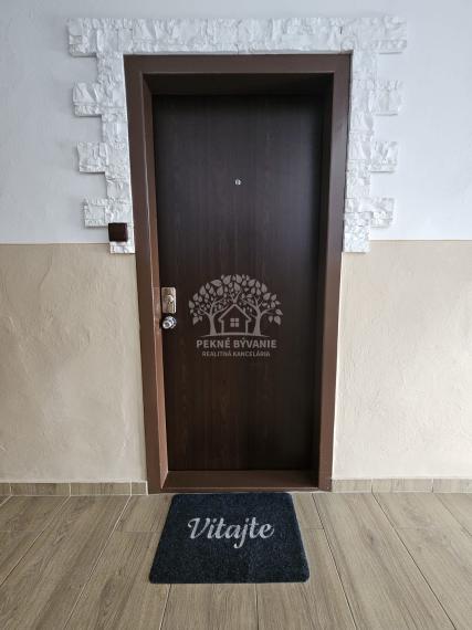 == NA PREDAJ == 3izbový byt Brezno - Mazorníkovo s balkónom