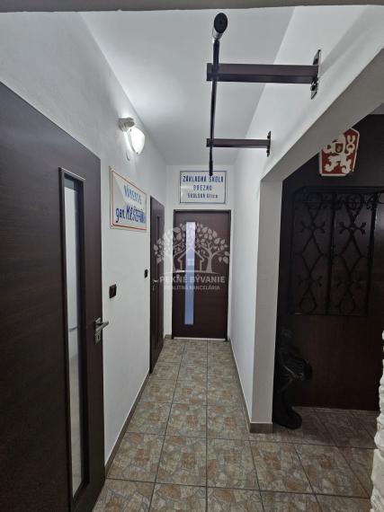 == NA PREDAJ == 3izbový byt Brezno - Mazorníkovo s balkónom