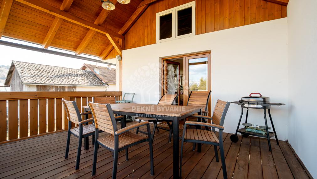 Moderný komfort v srdci tradície: Zrekonštruovaná drevenica s výhľadom na Kráľovu hoľu