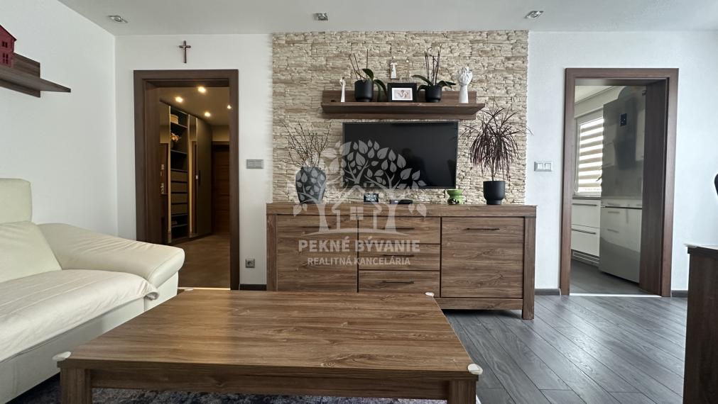 VÝNIMOČNÝ LUXUSNÝ  3,5 IZBIOVÝ BYT V CENTRE MESTA Brezno