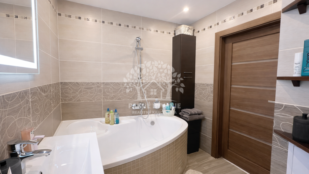 VÝNIMOČNÝ LUXUSNÝ  3,5 IZBIOVÝ BYT V CENTRE MESTA Brezno