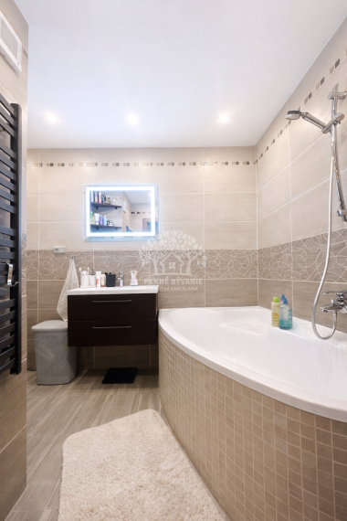 VÝNIMOČNÝ LUXUSNÝ  3,5 IZBIOVÝ BYT V CENTRE MESTA Brezno