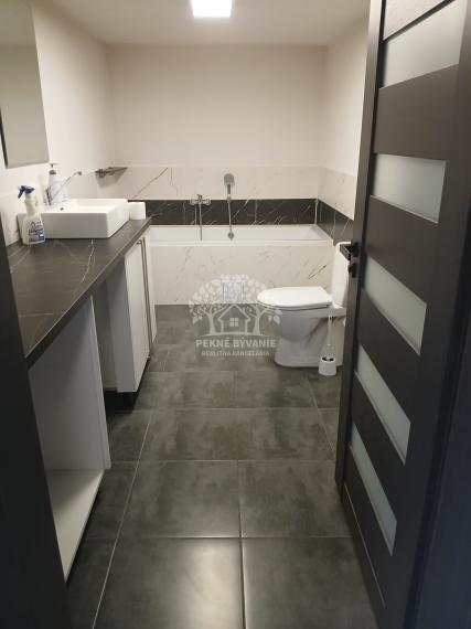 PREROBENÝ DOM VHODNÝ NA OKAMŽITÉ NASŤAHOVANIE. Vhodný však aj ako chalupa.