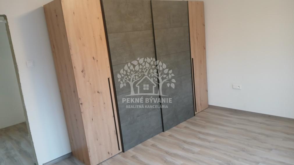 PREROBENÝ DOM VHODNÝ NA OKAMŽITÉ NASŤAHOVANIE. Vhodný však aj ako chalupa.