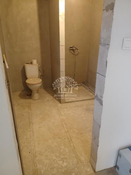 PREROBENÝ DOM VHODNÝ NA OKAMŽITÉ NASŤAHOVANIE. Vhodný však aj ako chalupa.