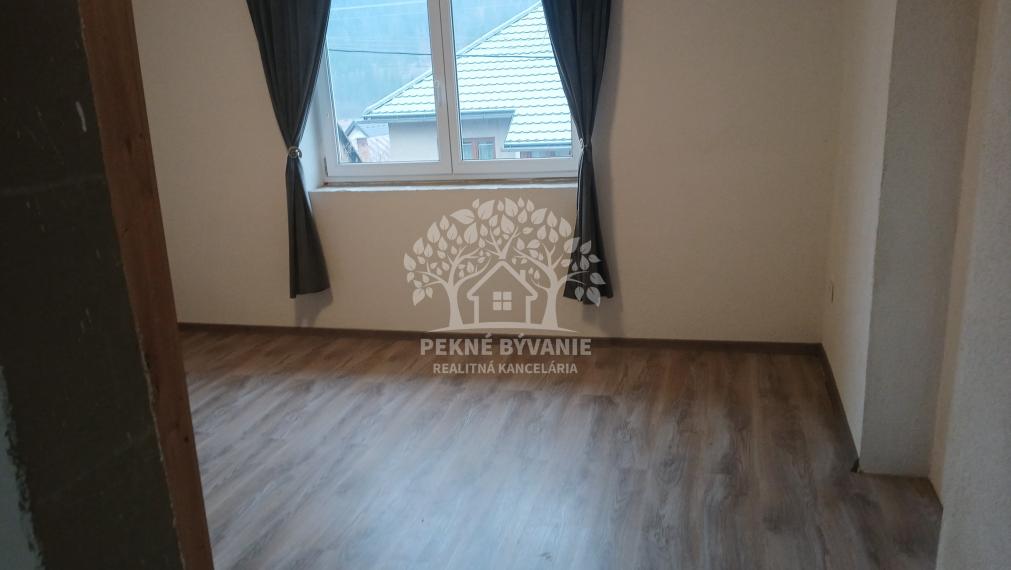 PREROBENÝ DOM VHODNÝ NA OKAMŽITÉ NASŤAHOVANIE. Vhodný však aj ako chalupa.