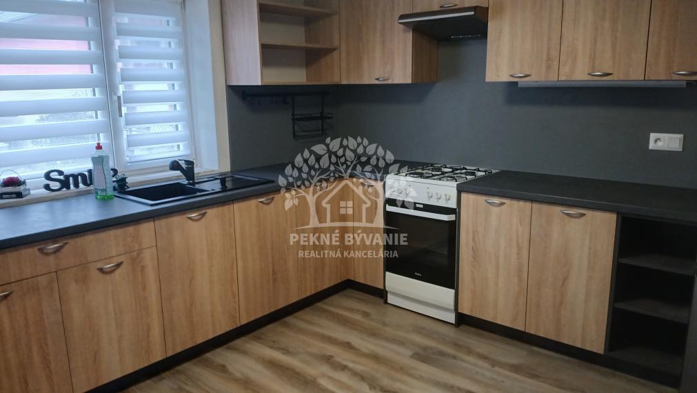 PREROBENÝ DOM VHODNÝ NA OKAMŽITÉ NASŤAHOVANIE. Vhodný však aj ako chalupa.