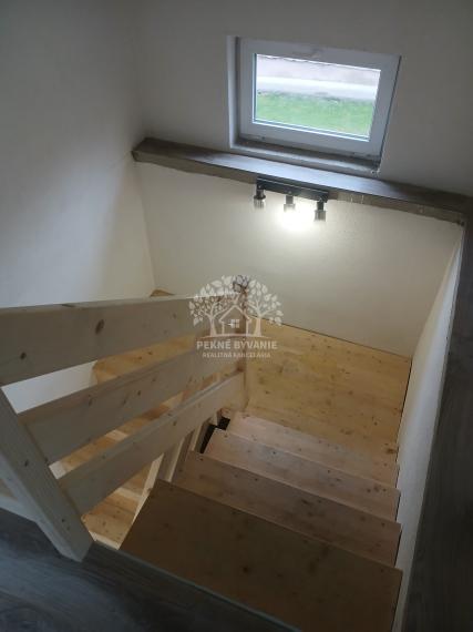 PREROBENÝ DOM VHODNÝ NA OKAMŽITÉ NASŤAHOVANIE. Vhodný však aj ako chalupa.