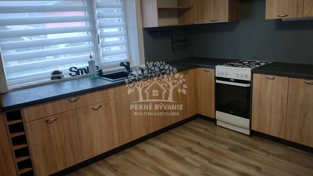 PREROBENÝ DOM VHODNÝ NA OKAMŽITÉ NASŤAHOVANIE. Vhodný však aj ako chalupa.