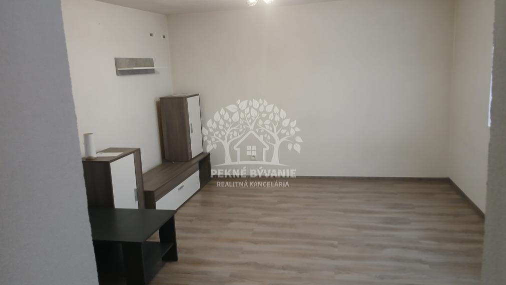 PREROBENÝ DOM VHODNÝ NA OKAMŽITÉ NASŤAHOVANIE. Vhodný však aj ako chalupa.