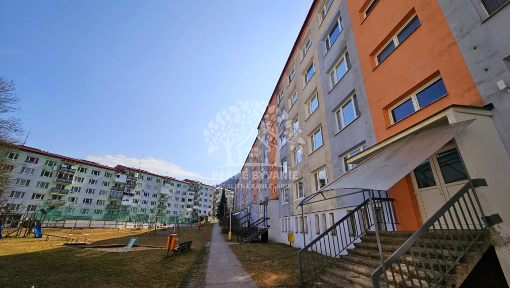 ZNÍŽENÁ CENA- slnečný 2i byt 64m2 v tichej lokalite- Podbrezová, Štiavnička