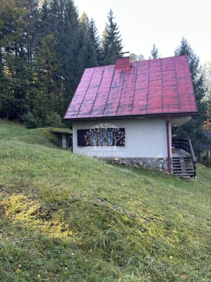 Jedinečná chata v Hronci, Majer