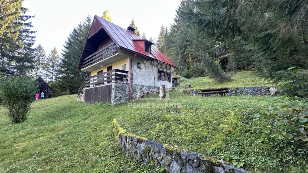 Jedinečná chata v Hronci, Majer