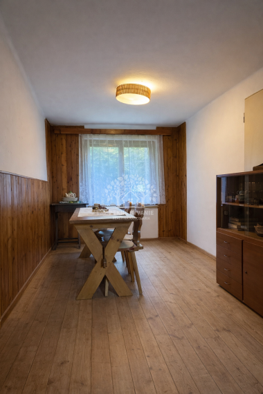 Jedinečná chata v Hronci, Majer