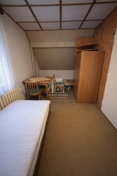 Jedinečná chata v Hronci, Majer