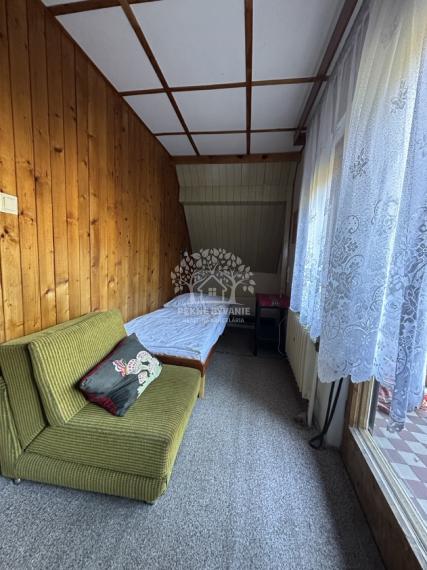 Jedinečná chata v Hronci, Majer