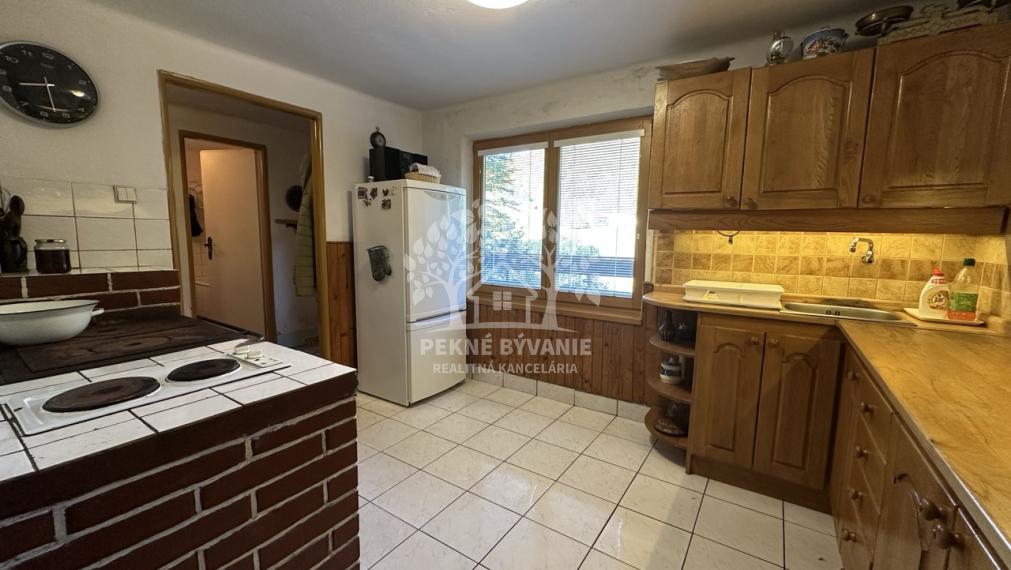 Jedinečná chata v Hronci, Majer