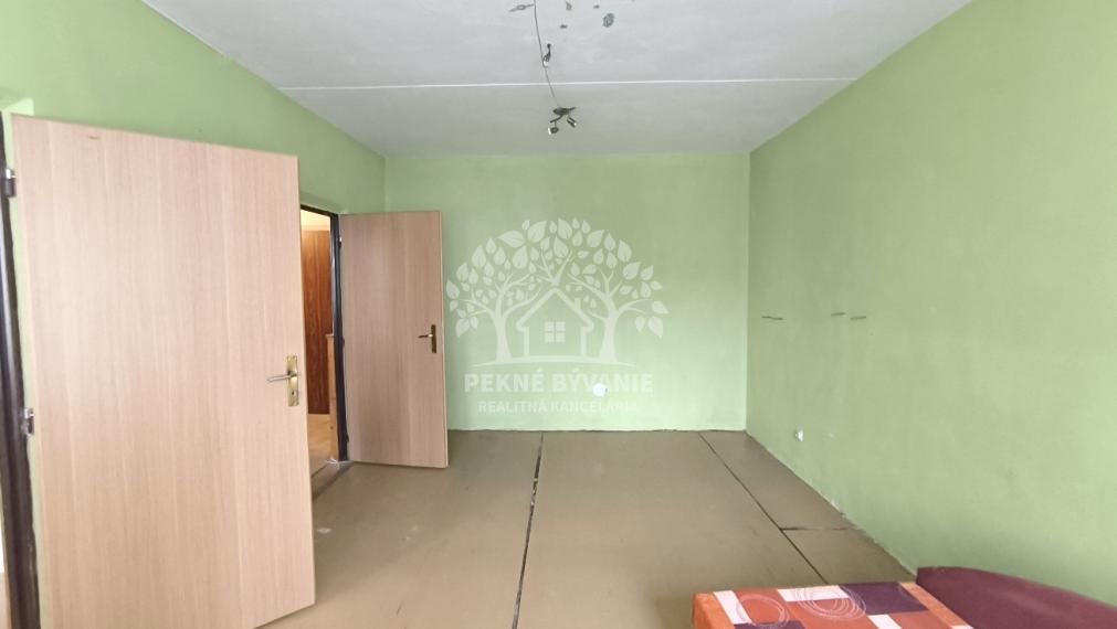 ŠTARTOVACÍ VEĽKÝ 2 IZBOVÝ BYT, Z KTORÉHO JE MOŽNÉ PO JEDNODUCHEJ ÚPRAVE UROBIŤ 3 IZBOVÝ, AJ AKO INVESTIČNÝ KÚPOU VOĽNÝ