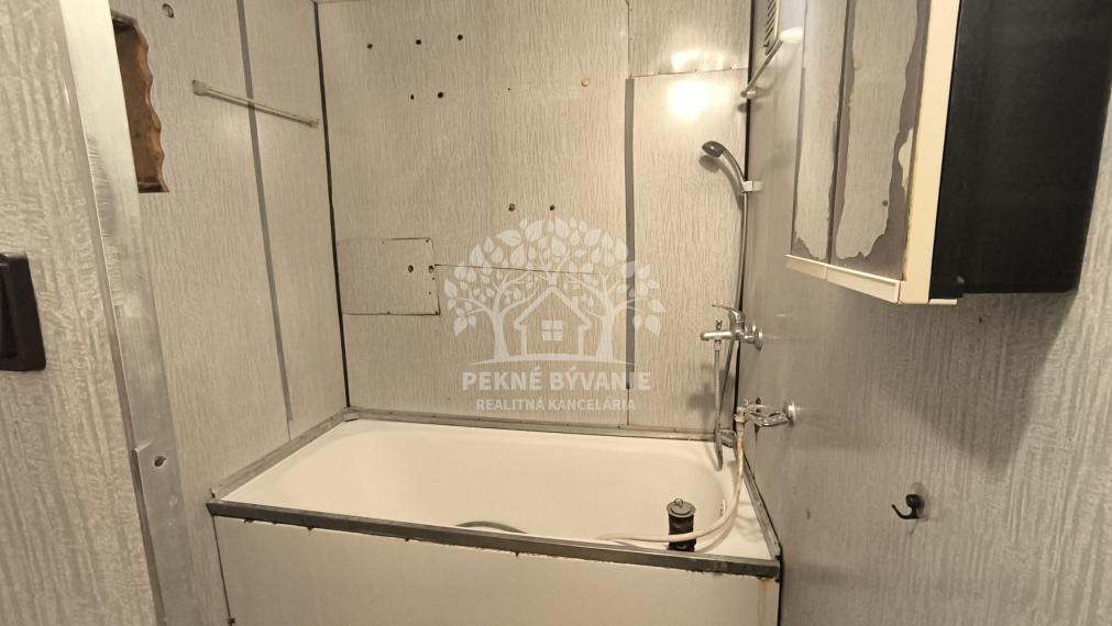 ŠTARTOVACÍ VEĽKÝ 2 IZBOVÝ BYT, Z KTORÉHO JE MOŽNÉ PO JEDNODUCHEJ ÚPRAVE UROBIŤ 3 IZBOVÝ, AJ AKO INVESTIČNÝ KÚPOU VOĽNÝ