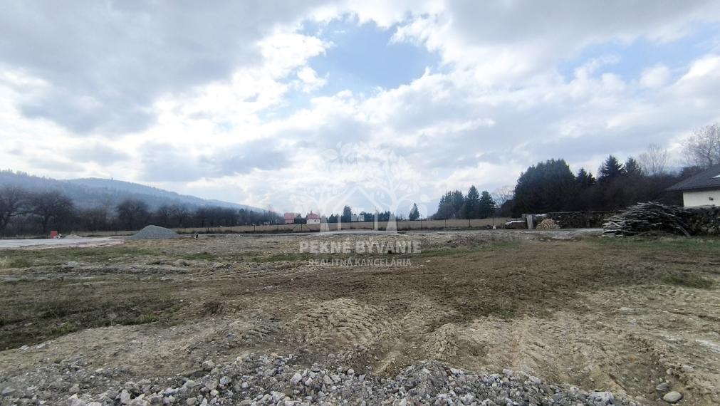 NÁDHERNÝ SLNEČNÝ POZEMOK V TICHEJ KĽUDNEJ LOKALITE  - BEZPEČNÉ ULOŽENIE FINANĆNÝCH PROSTRIEDKOV