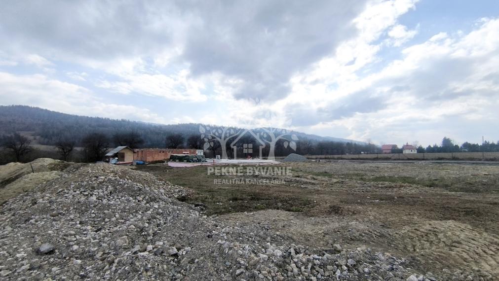 POZEMOK PRI JAZERE 2 MINÚTY OD LYŽ.VLEKU ELEKTRINA VRT VODA POLOMKA HOREHRONIE AJ AKO INVESTÍČNÝ