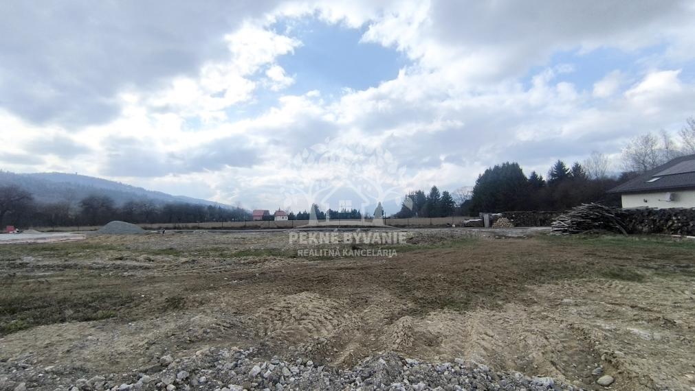 MAXIMÁLNE SÚKROMIE S JAZEROM, S ÚŽASNÝMI VÝHĽADMI NA KRÁĽOVU HOĽU,MURÁNSKU PLANINU A SLOVENSKÉ RUDOHORIE- VELIKÁNSKY SLNEČNÝ POZEMOK