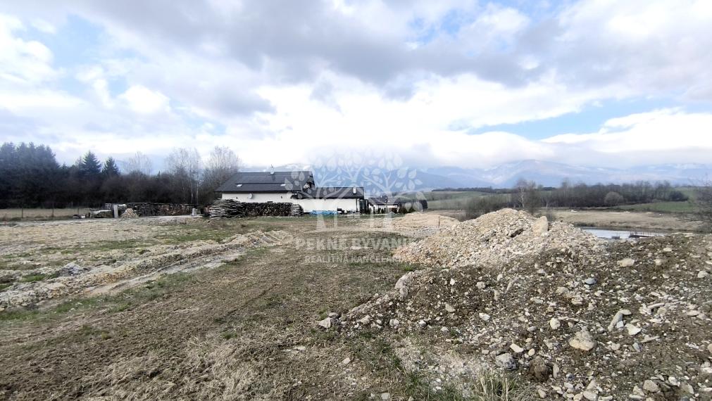 MAXIMÁLNE SÚKROMIE S JAZEROM, S ÚŽASNÝMI VÝHĽADMI NA KRÁĽOVU HOĽU,MURÁNSKU PLANINU A SLOVENSKÉ RUDOHORIE- VELIKÁNSKY SLNEČNÝ POZEMOK