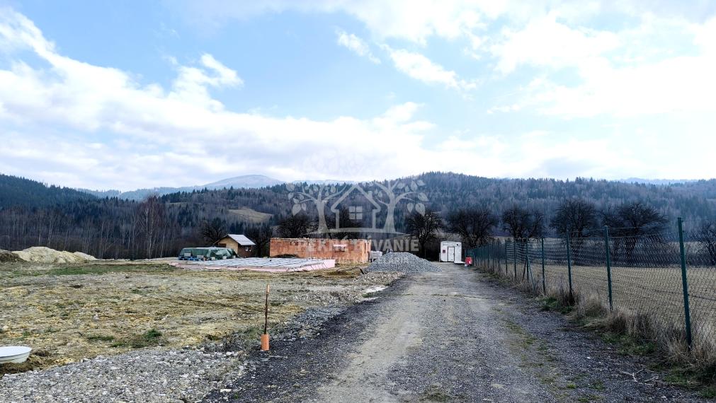 MAXIMÁLNE SÚKROMIE S JAZEROM, S ÚŽASNÝMI VÝHĽADMI NA KRÁĽOVU HOĽU,MURÁNSKU PLANINU A SLOVENSKÉ RUDOHORIE- VELIKÁNSKY SLNEČNÝ POZEMOK